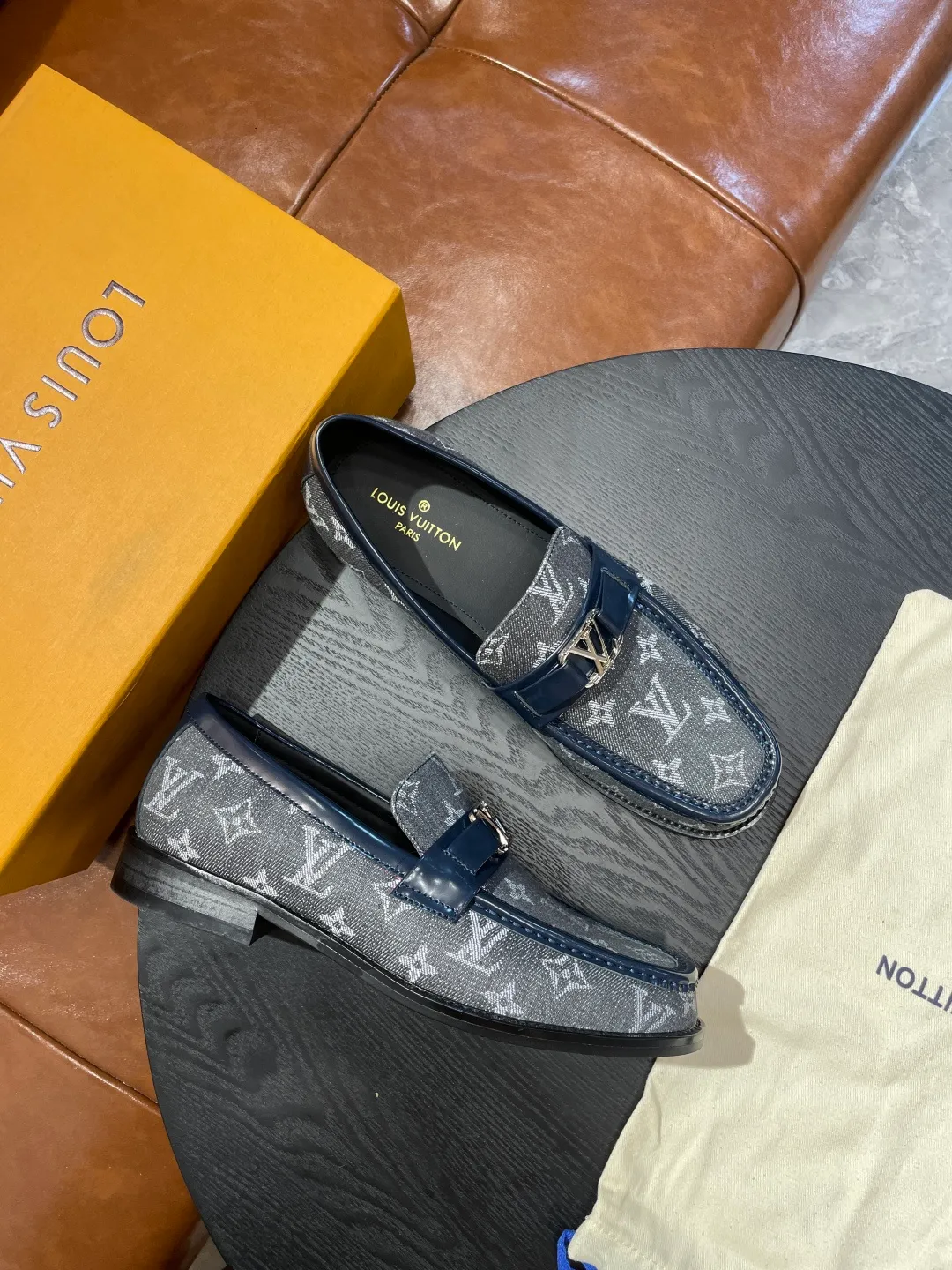[LV] Leather shoes - High-end quality - Upper: 🔝Tumbled cowhide, Nappa cowhide, brand logo sewn on the shoe body - Inner: cowhide, foot pad; water-dyed cowhide - Outsole: T men's shoes 💰R·Rubber foam; two-color molded outsole -Super high quality control·Fine workmanship: highlighted (high-end·luxury·grade) -Size: 38-44 (45 can be customized)